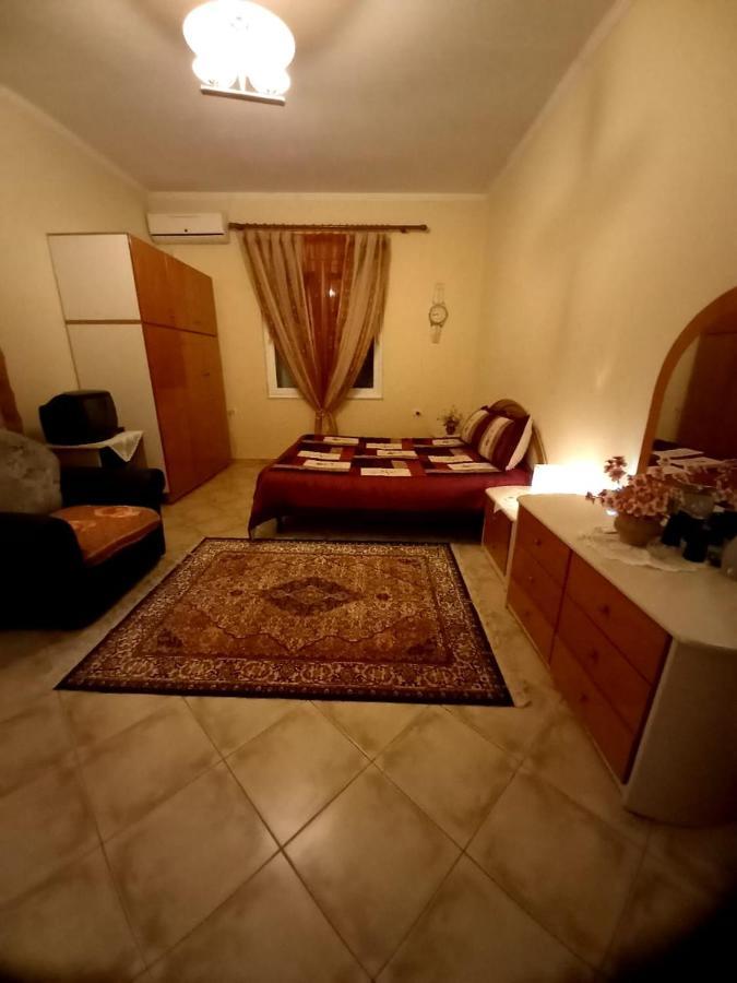 Manthoguesthouse Гірокастра Екстер'єр фото