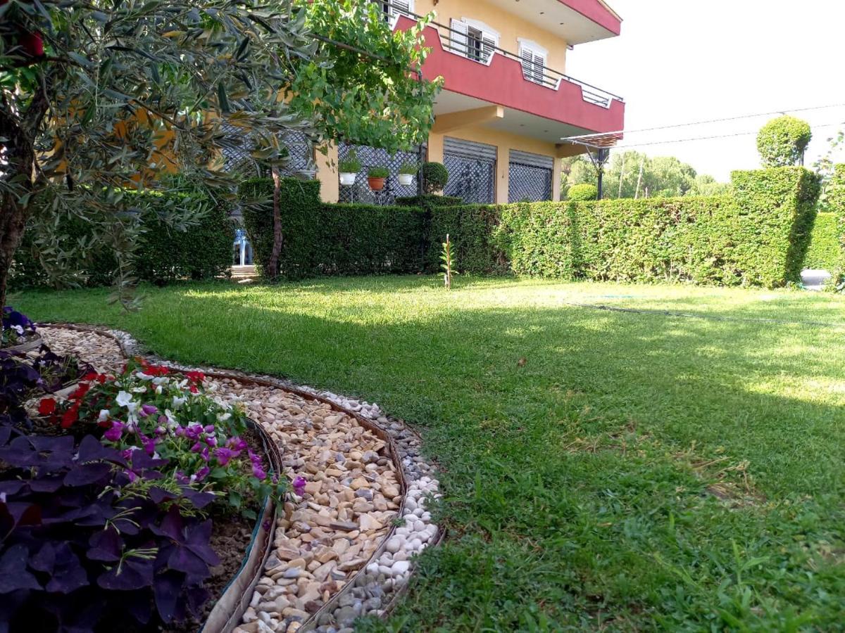 Manthoguesthouse Гірокастра Екстер'єр фото