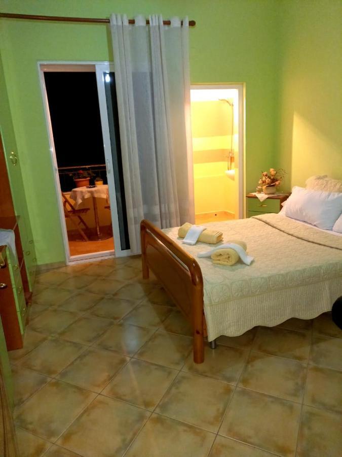 Manthoguesthouse Гірокастра Екстер'єр фото